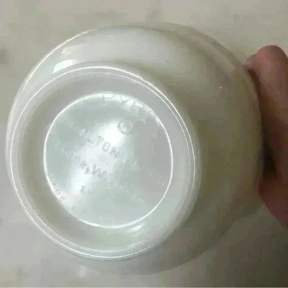 Vintage milk glass Pyrex  Hamilton Beach small mixing bowl with spout - Picture 7 of 9